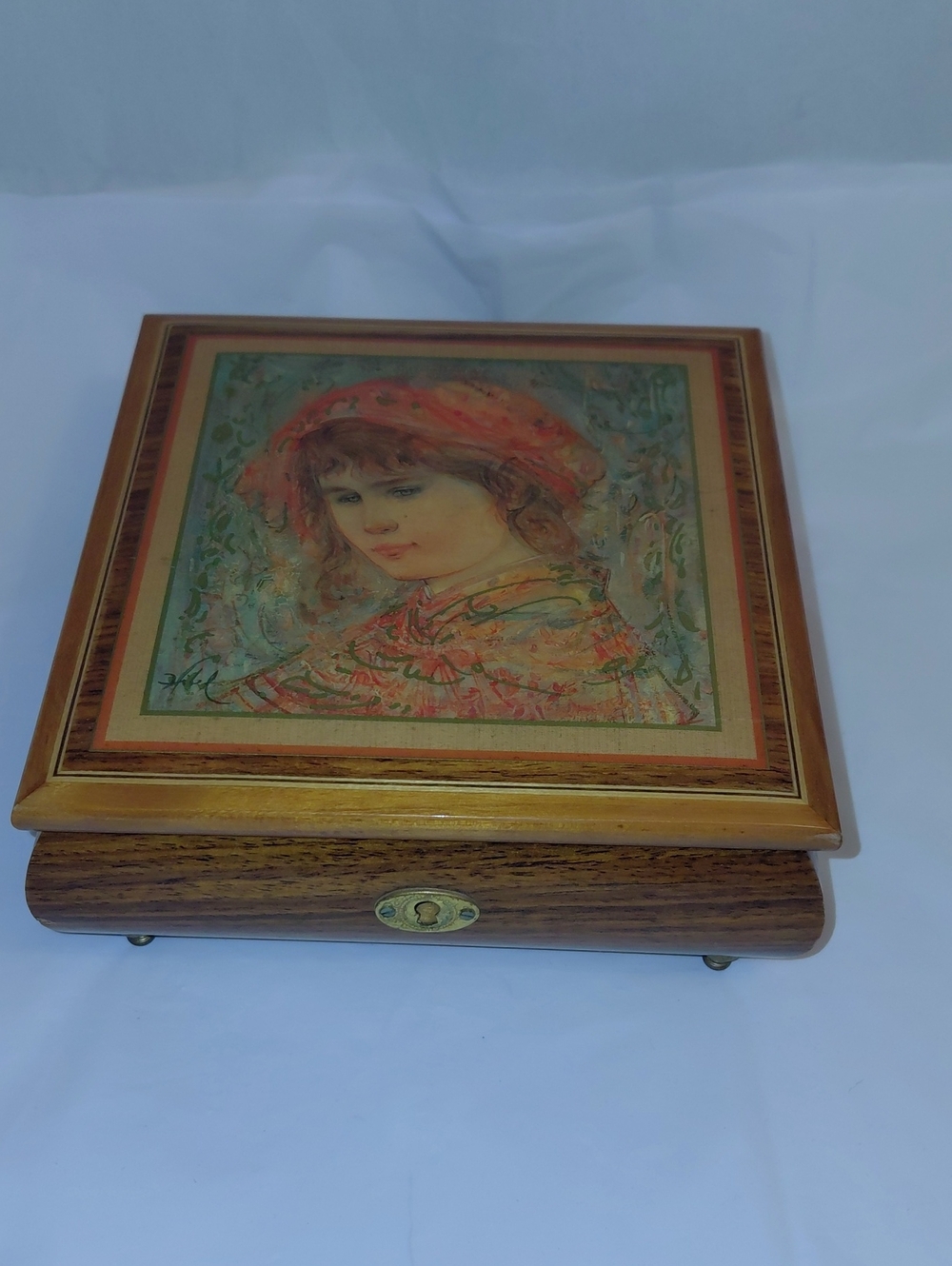 VINTAGE REUGE EDNA HIBEL CHILD PAINTING INLEYED ON WOODEN MUSIC BOX ITALY MADE